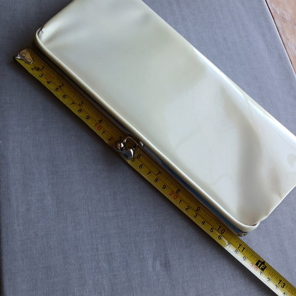 Cream Clutch Purse Bag Vintage 1960s 12"x5"x1" snap closure vinyl red interior - Picture 13 of 16